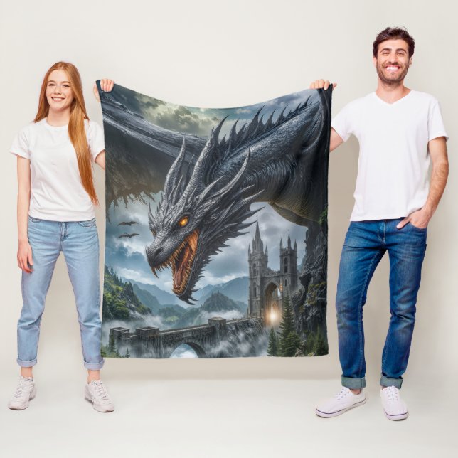 Couverture Polaire Garde du Dragon Noir protégeant un château de mont (En situation)