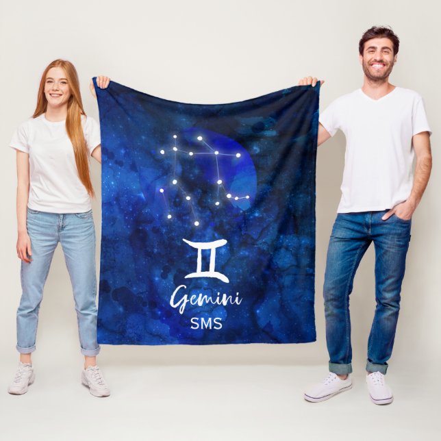 Couverture Polaire Gemini Zodiac Constellation Bleu Galaxie Monogramm (En situation)