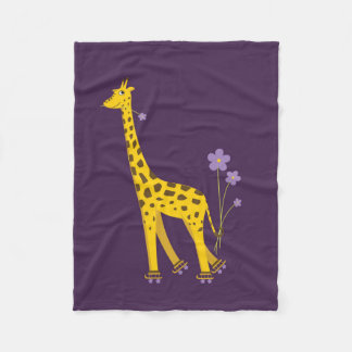 Couverture Polaire Girafe drôle pourpre de bande dessinée de patinage