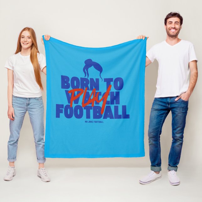 Couverture Polaire Girl Born to Play Football (En situation)