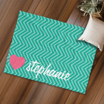 Couverture Polaire Girly Pink Heart Cute Chevrons tendance et nom<br><div class="desc">Un design mignon et féminin avec un motif chevron et un endroit pour ajouter votre nom. Un cadeau parfait pour n'importe quelle fille.</div>