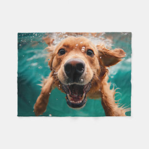 Couverture Polaire Golden Retriever heureux nageant sous l'eau