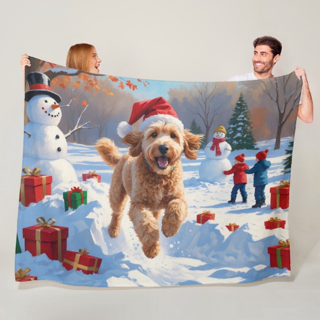 Couverture Polaire Goldendoodle Courir en neige avec Casquette de Noë (En situation)