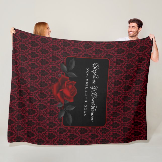 Couverture Polaire Gothic Red Damask Rose Wedding (En situation)