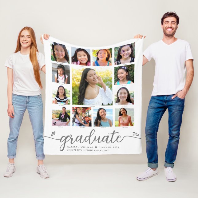 Couverture Polaire Graduation K-12 White Modern Script Photo Collage (En situation)