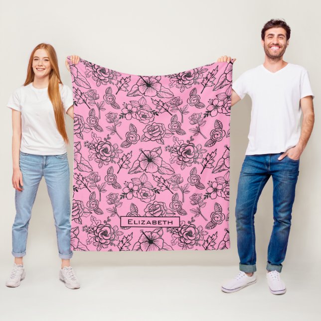 Couverture Polaire Grand motif fleuri rose nom personnalisé (En situation)