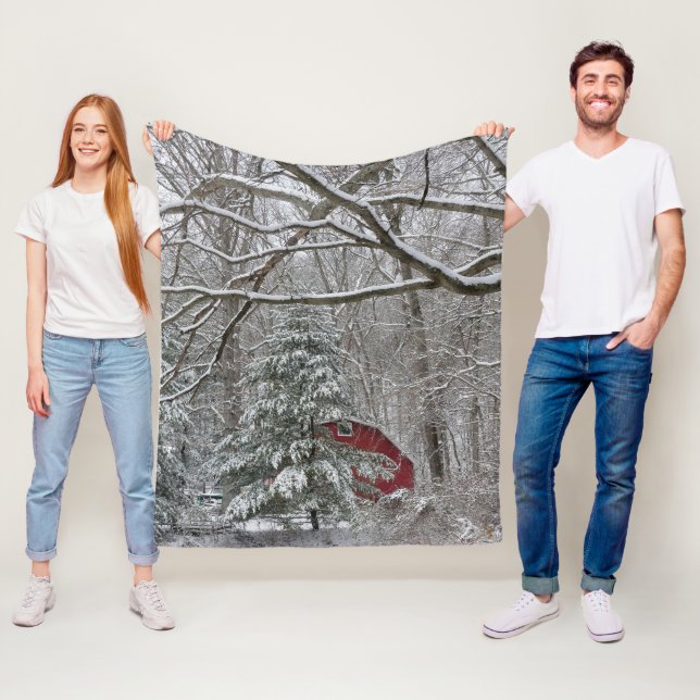 Couverture Polaire Grange rouge neigeuse (En situation)