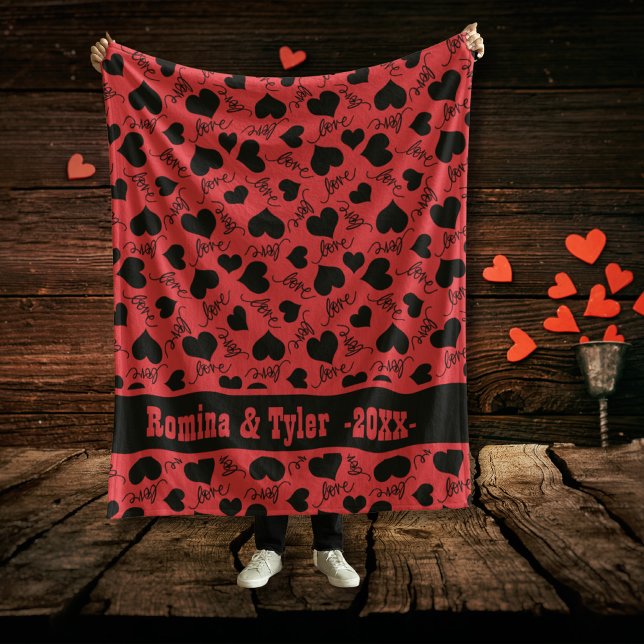 Couverture Polaire Gras Rouge Valentin avec Motif de coeur noir (Bold Red Valentine's with Black Heart Pattern Fleece Blanket)