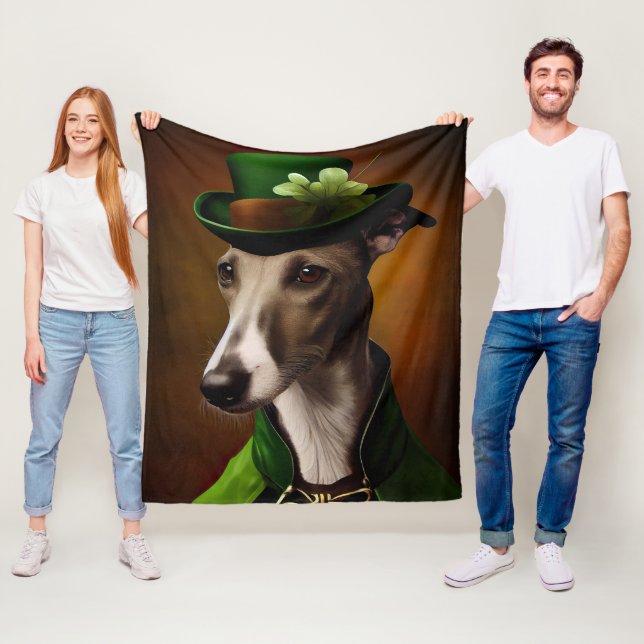 Couverture Polaire Greyhound Dog en tenue de la Saint Patrick (En situation)