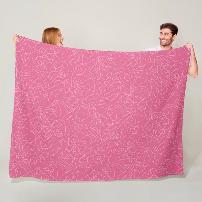 Couverture Polaire Gribouillis abstraits blancs sur fond rose (En situation)