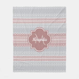 Couverture Polaire Gris chic et rose cinglé rayures et monogramme