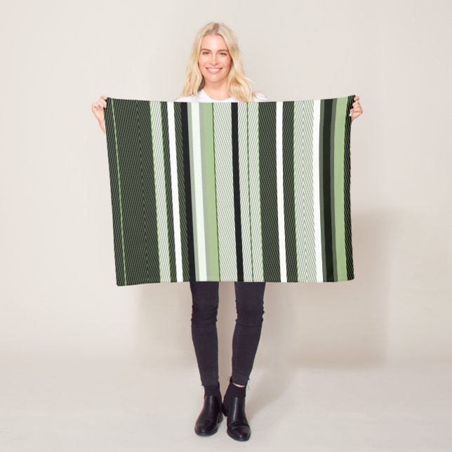 Couverture Polaire Gris, vert, rayures blanches. (En situation)