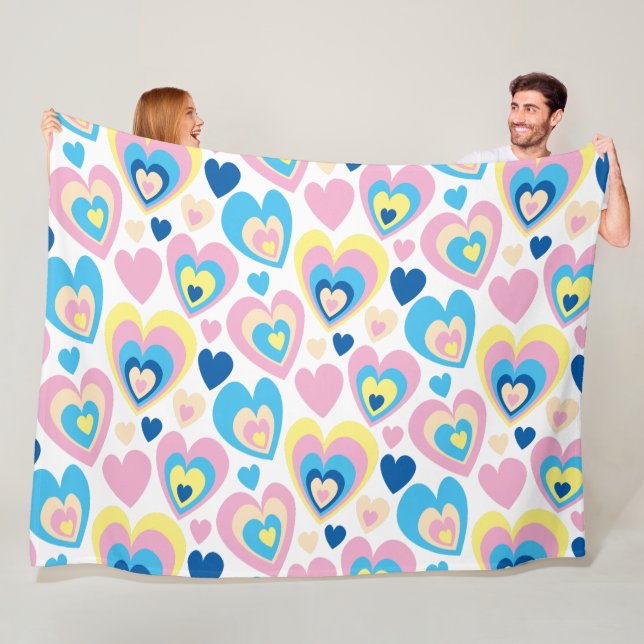 Couverture Polaire Groovy Modern Cute Pastel Pink Blue Yellow Hearts. (En situation)