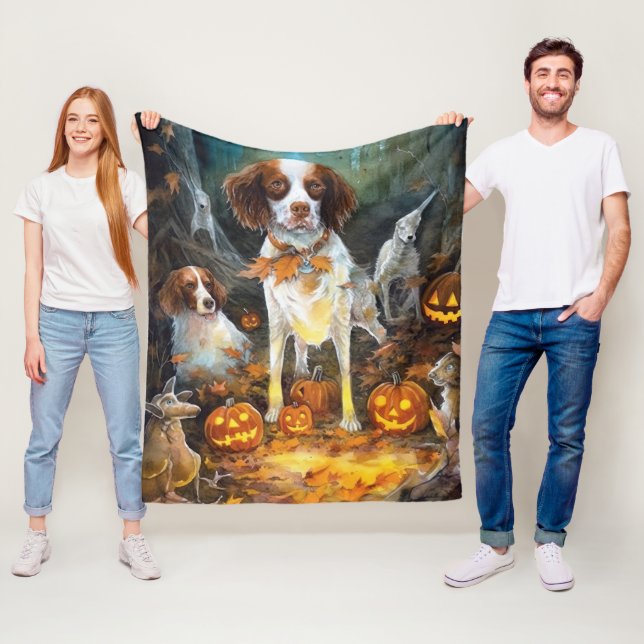 Couverture Polaire Halloween Brittany Spaniel avec citrouilles effray (En situation)