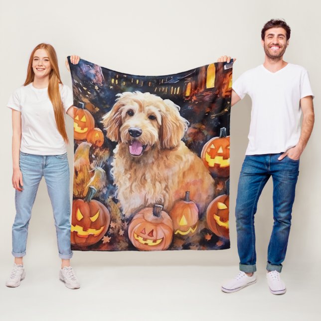 Couverture Polaire Halloween Goldendoodle avec la peur Citrouille (En situation)