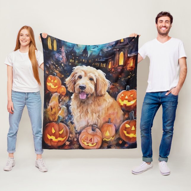 Couverture Polaire Halloween Goldendoodle avec la peur Citrouille (En situation)