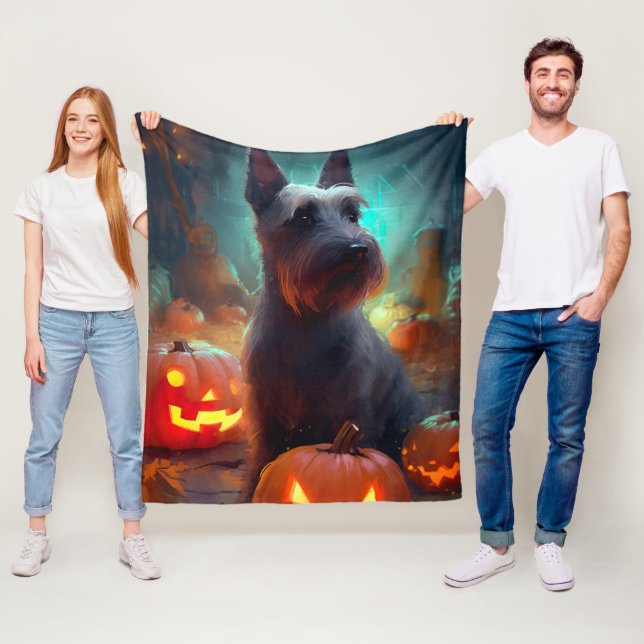 Couverture Polaire Halloween Scottish Terrier avec citrouilles effray (En situation)