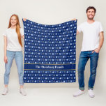 Couverture Polaire Hanoukka Menorah Dreidel Motif bleu personnalisé<br><div class="desc">Belle couverture Hanoukka personnalisée en bleu joli avec une étoile cool motif du judaïsme,  rêvé pour les jeux de Chanukah amusants,  et la menorah juive pour les vacances. Monographie cette couverture familiale pour votre salon.</div>