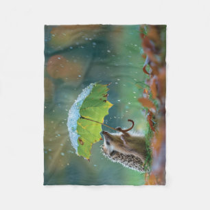 Couverture Polaire Hérisson mignon tenant un parapluie de feuilles