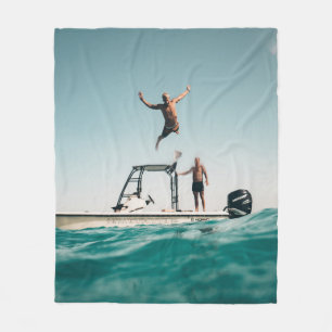 Couverture Polaire Homme plongée en piscine