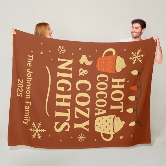 Couverture Polaire Hot Cocoa & Cozy Nights Family Blanket (En situation)