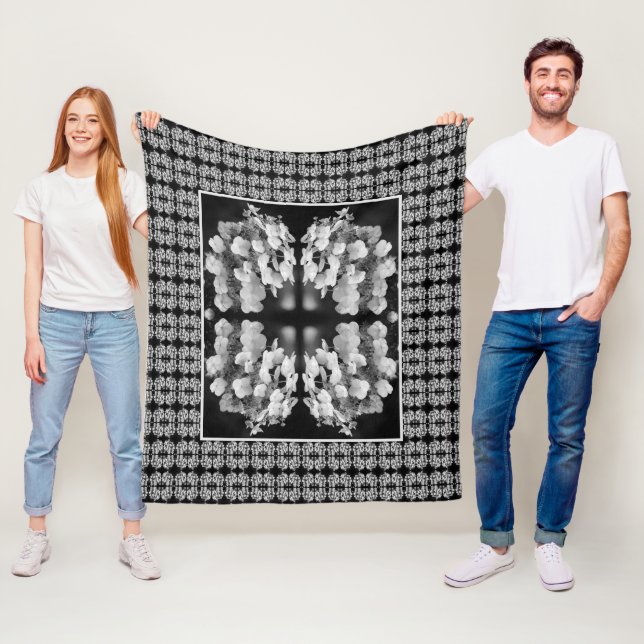 Couverture Polaire Hydrangea à chapeau de dentelle motif noir et blan (En situation)