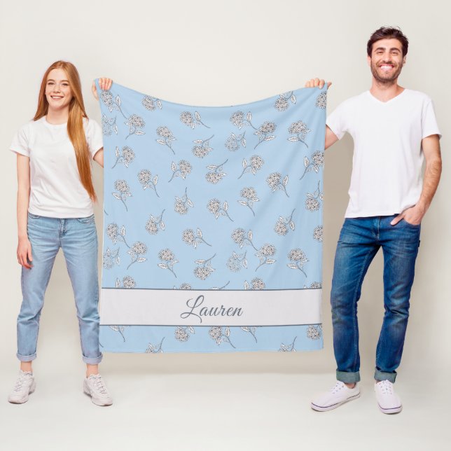 Couverture Polaire Hydrangea Bleu Poudre Motif Floral Monogramme  (En situation)