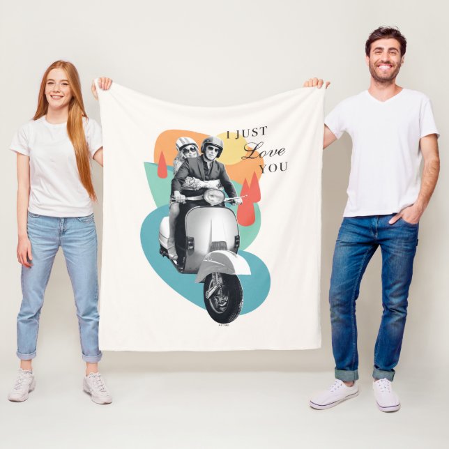 Couverture Polaire "I Just Lotus You" Tanya & Greg - Le Lotus Blanc (En situation)