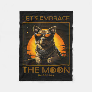 Couverture Polaire Illustration d'un chien embrassant une éclipse sol