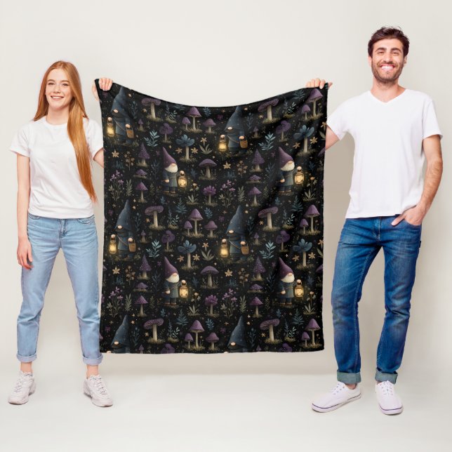 Couverture Polaire Imaginaire foncé Gnome et Motif de champignons (En situation)