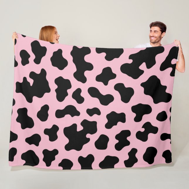 Couverture Polaire Impression cuir de vache noir et rose (En situation)