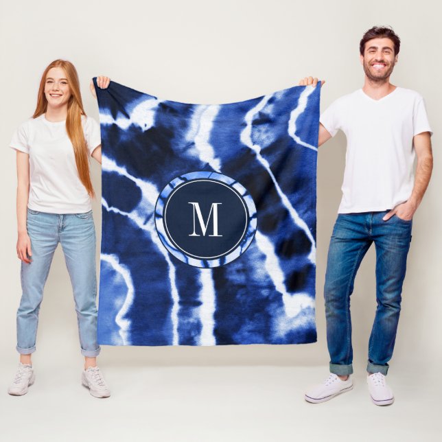 Couverture Polaire Indigo Blue Shibori Marbre Agate Tie Dye Monogramm (En situation)