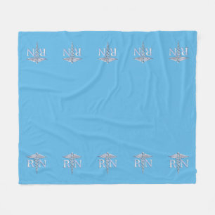 Couverture Polaire Infirmière inscrite RN Caduceus sur Pastel Blue