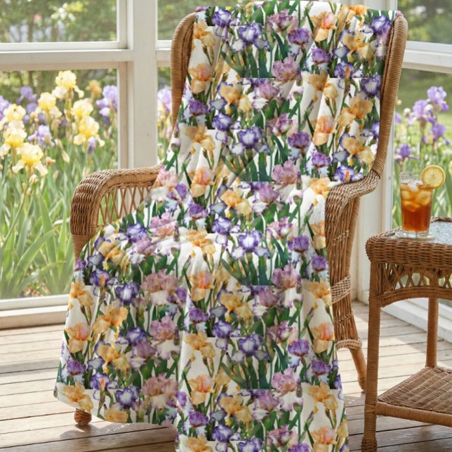 Couverture Polaire Irises pourpres et jaunes / Floral Grand (lovely purple and yellow irises features on springtime fleece blanket mockup )