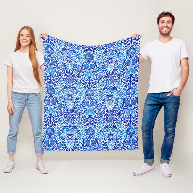 Couverture Polaire Jacobean Floral Damask, Cobalt bleu et blanc (En situation)