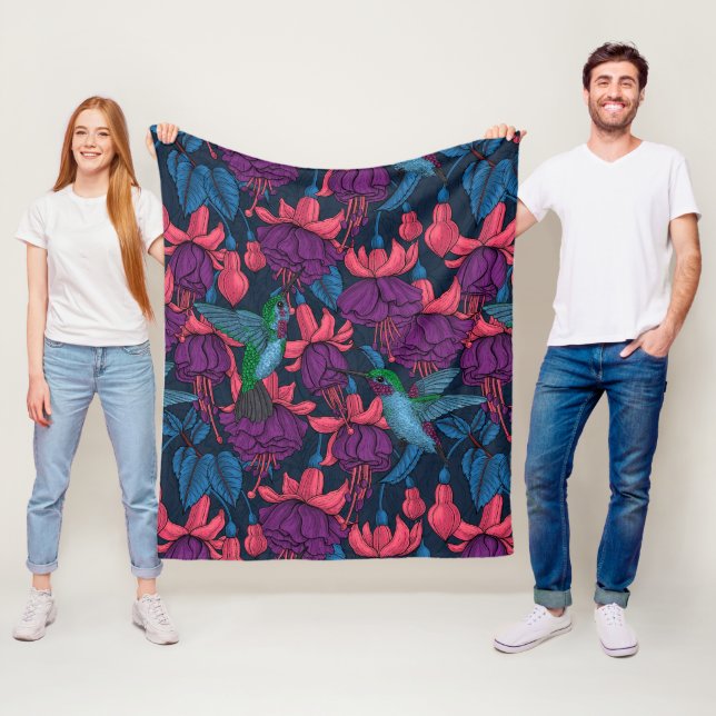 Couverture Polaire Jardin des colibris en violet et bleu (En situation)