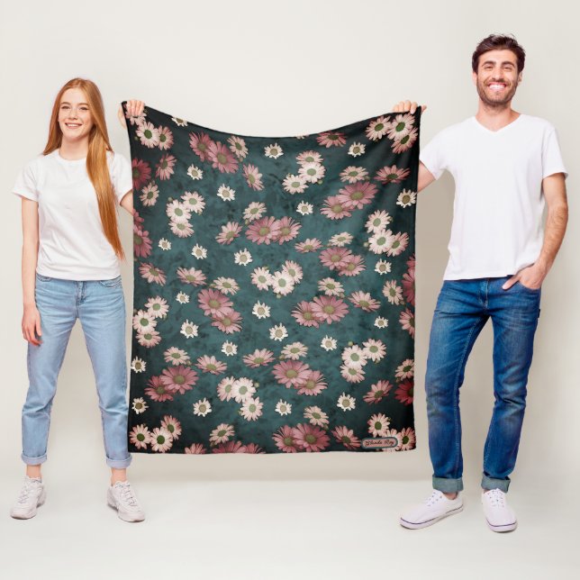 Couverture Polaire Jardin pastel de marguerites murmures Fond bleu-ve (En situation)
