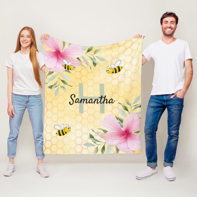 Couverture Polaire Jaune nid d'abeille rose fleuron nom monogramme (En situation)