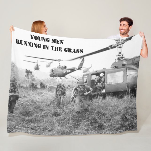 COUVERTURE POLAIRE JEUNES HOMMES COURANT DANS LA GRASSE (En situation)