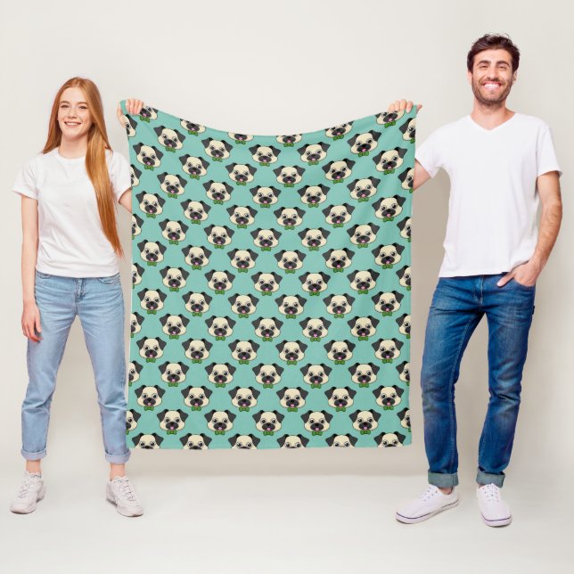 Couverture Polaire Joli chien Carlin avec Papillon (En situation)