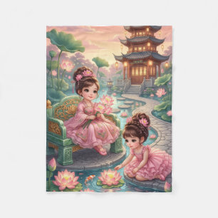 Couverture Polaire Jolies poupées asiatiques dans un paysage de jardi
