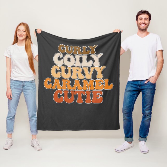 Couverture Polaire Juneteenth Bouclée Enroulée Curvy Caramel Chérie (En situation)