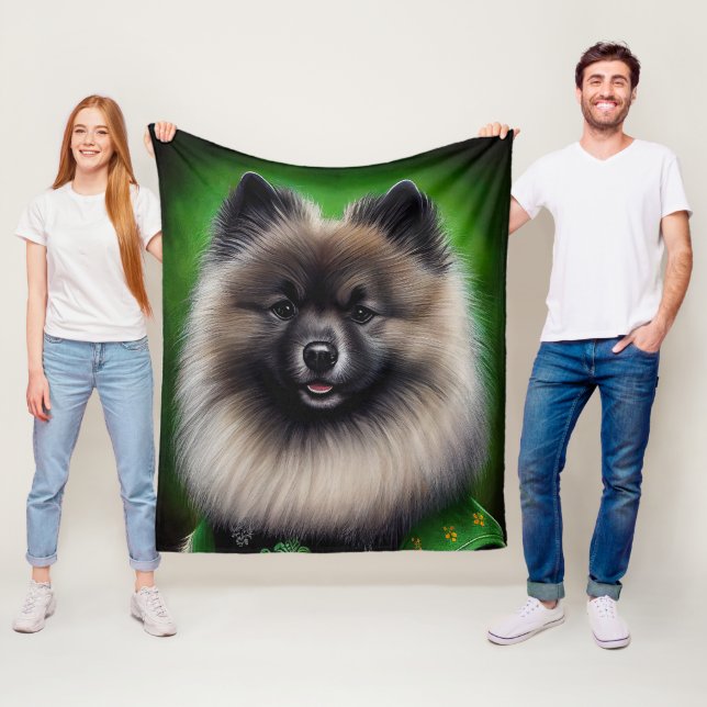 Couverture Polaire Keeshond Dog en tenue de jour St. Patrick (En situation)