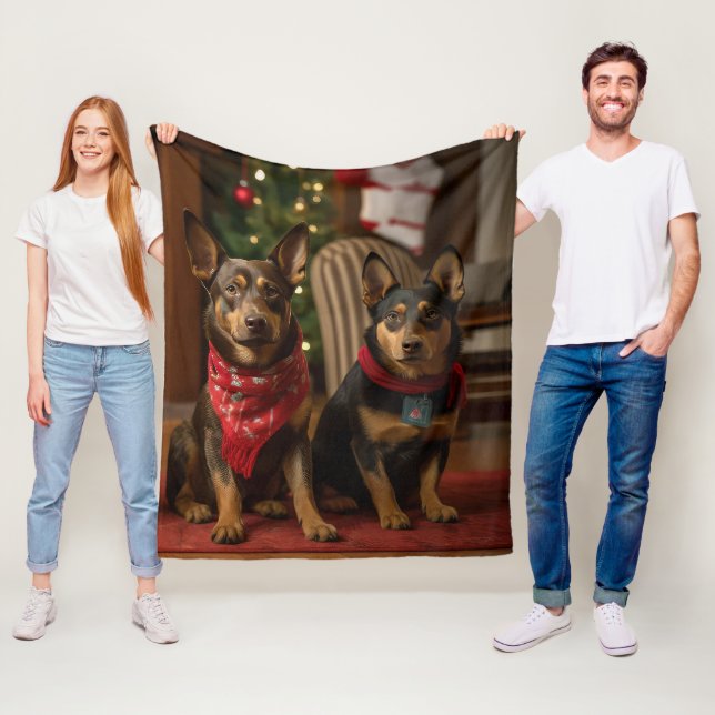 Couverture Polaire Kelpie australien au coin de la cheminée de Noël (En situation)