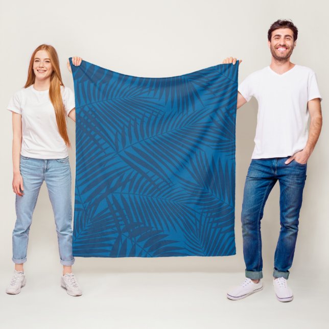 Couverture Polaire Kona Palms Hawaiian Leaf Tropical - Indigo (En situation)