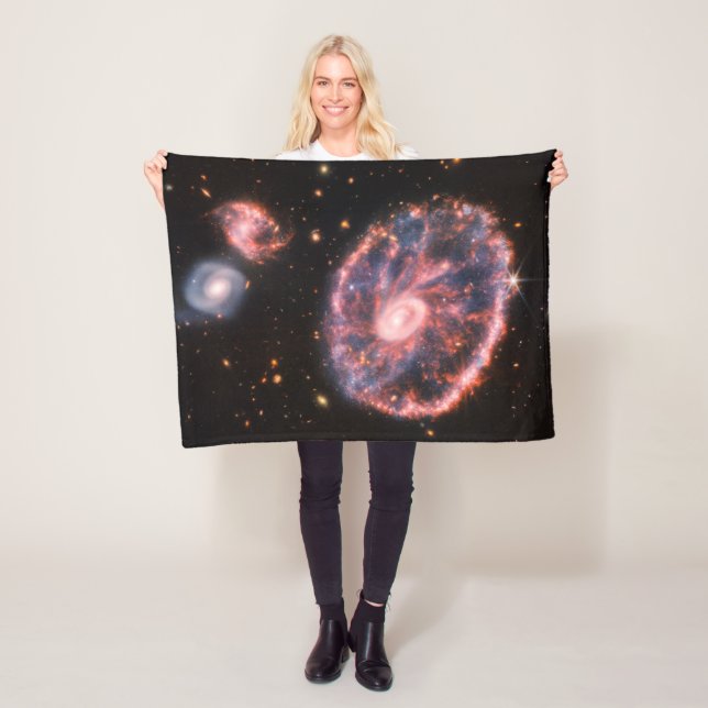 Couverture Polaire La Galaxie Cartwheel Et Ses Galaxies Compagnons. (En situation)