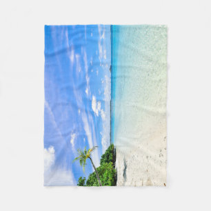 Couverture Polaire La photographie du paysage des arbres sur le rivag