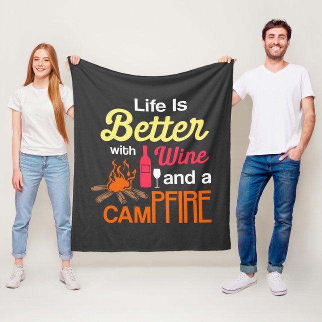 Couverture Polaire La vie est meilleure avec le vin et le feu de camp (En situation)