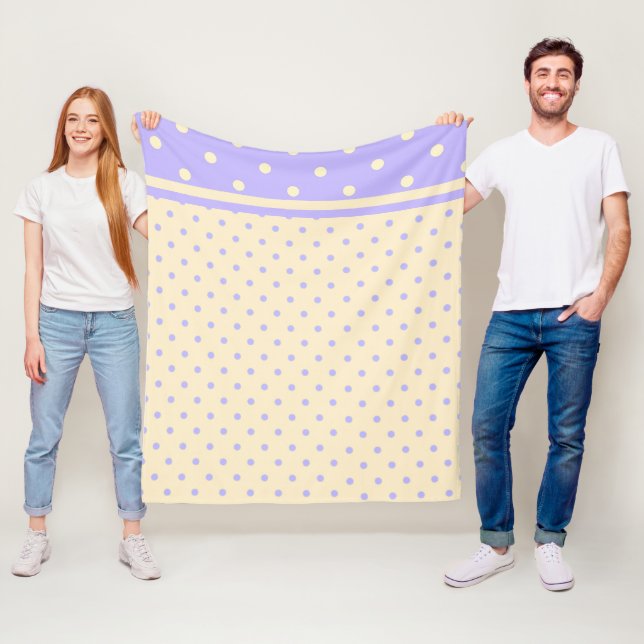 Couverture Polaire Lavande violet pois & jaune toison blanc (En situation)