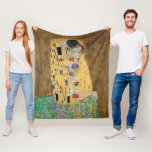 Couverture Polaire Le baiser de Gustav Klimt<br><div class="desc">The Kiss by Gustav Klimt The Kiss est une peinture à l'huile sur toile avec de la feuille d'or, de l'argent et du platine. par le peintre symboliste autrichien Gustav Klimt. Il a été peint à un moment donné en 1907 et 1908, au plus fort de ce que les savants...</div>